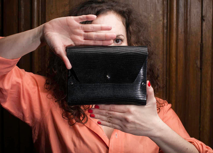 Petit sac en cuir noir iguane et son porte monnaie assorti