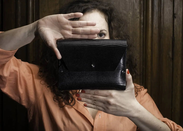 Petit sac en cuir noir iguane et son porte monnaie assorti