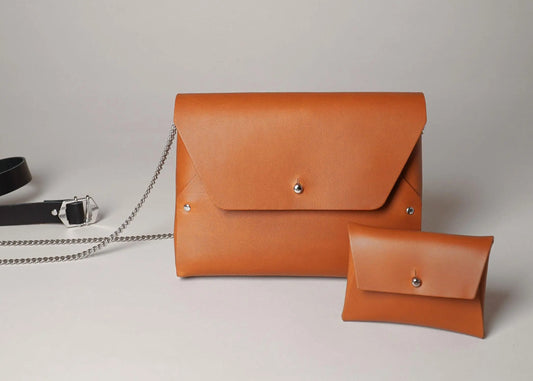 Sac à main en cuir camel avec son porte-monnaie assorti, chaîne et ceinture