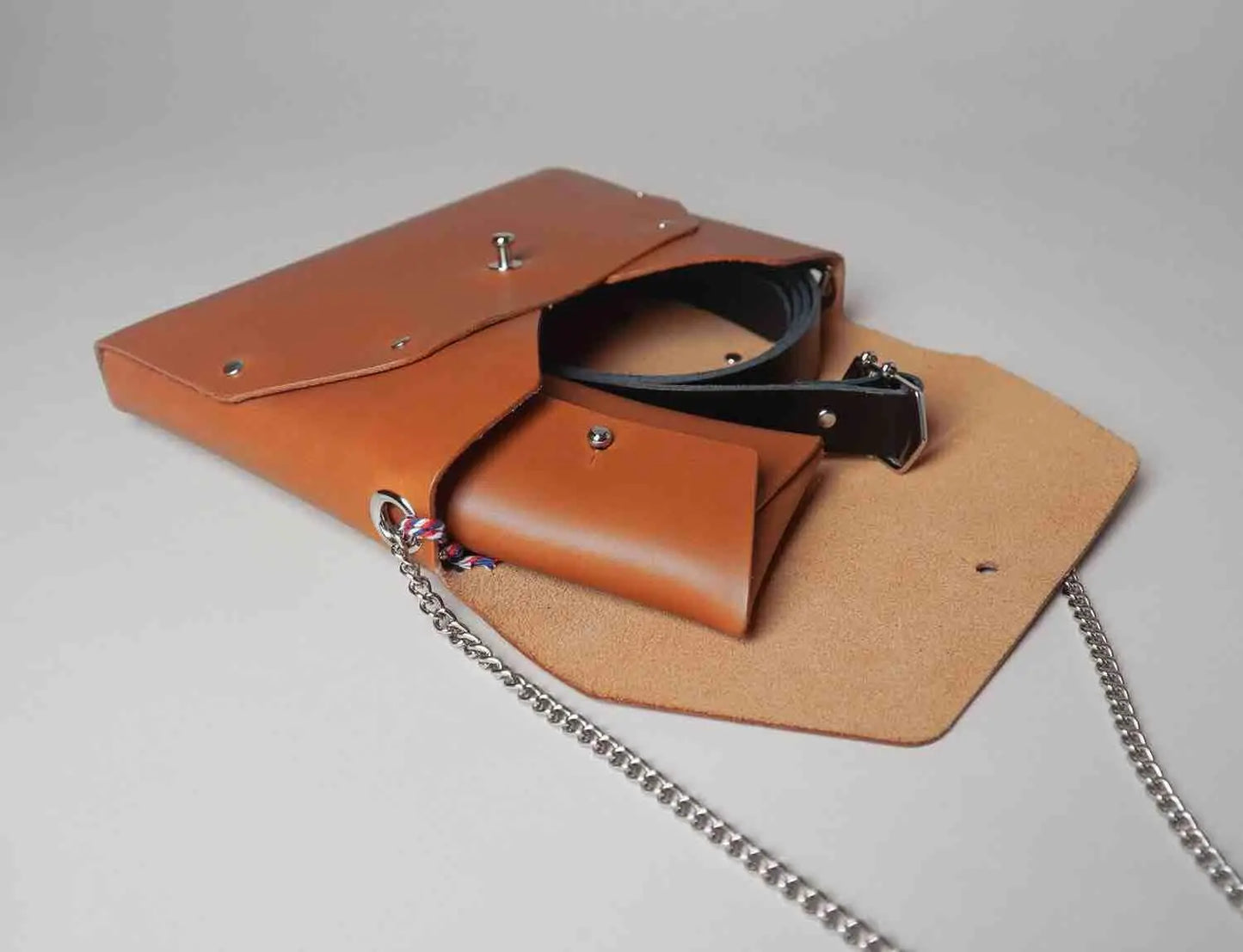 Sac à main en cuir camel avec son porte-monnaie assorti, chaîne et ceinture