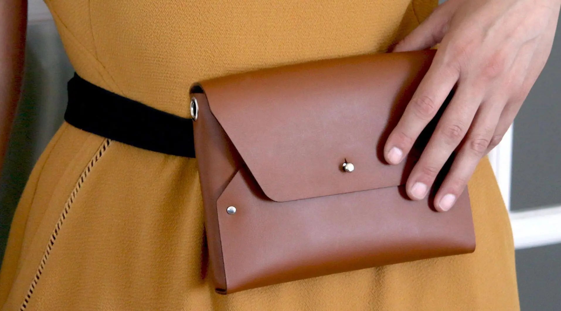 Sac à main en cuir camel avec son porte-monnaie assorti, chaîne et ceinture