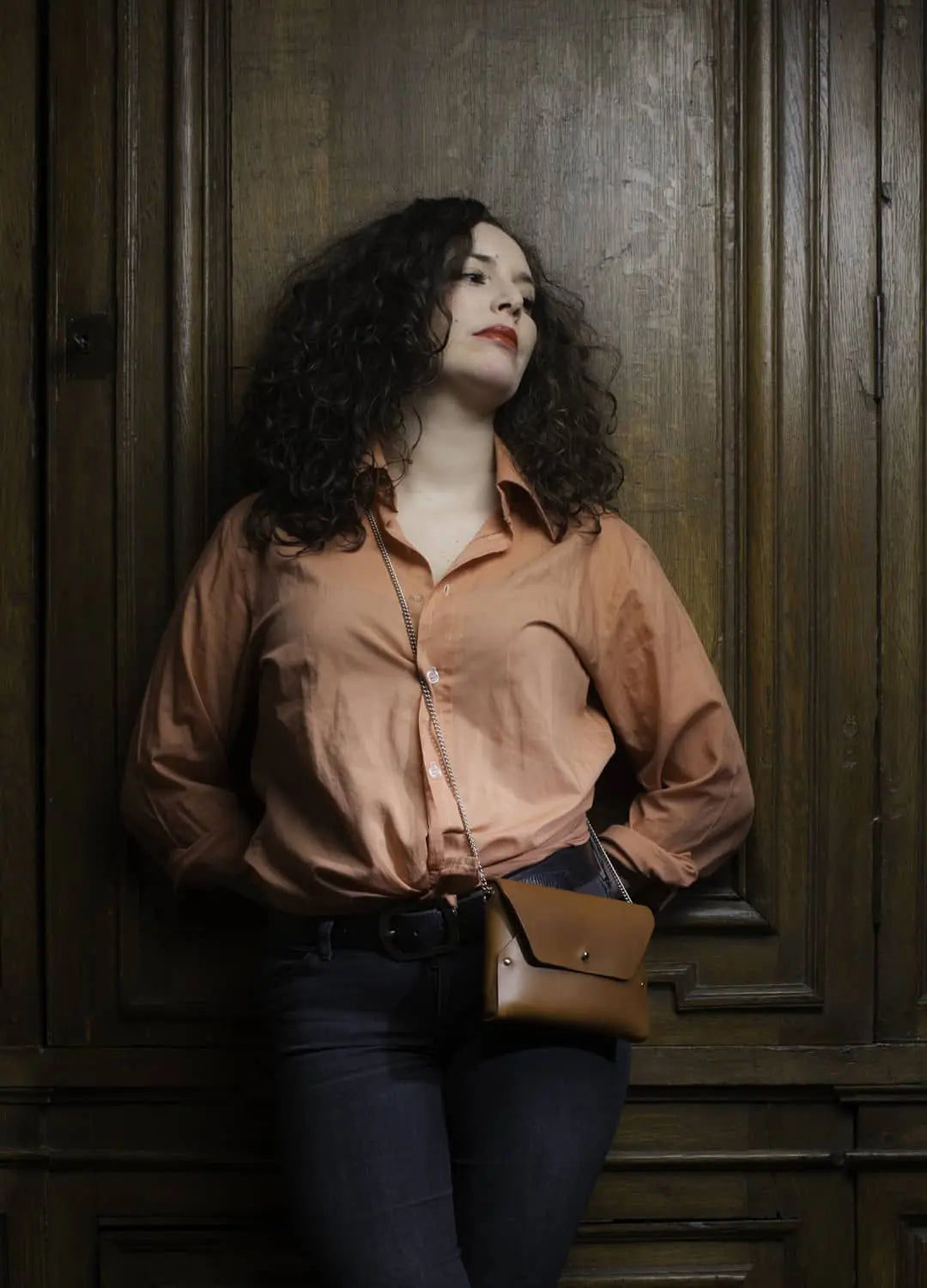 Sac à main en cuir camel avec son porte-monnaie assorti, chaîne et ceinture