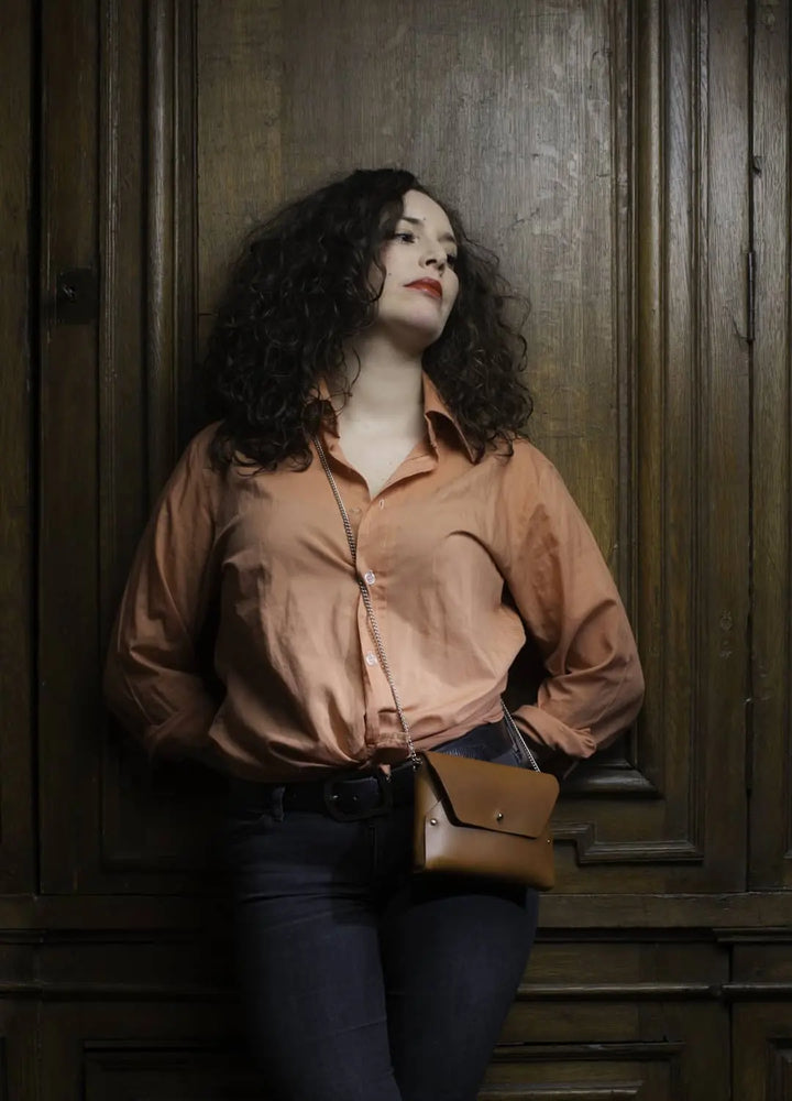 Sac à main en cuir camel avec son porte-monnaie assorti, chaîne et ceinture
