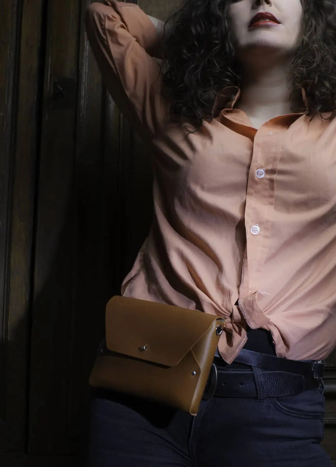 Sac à main en cuir camel avec son porte-monnaie assorti, chaîne et ceinture