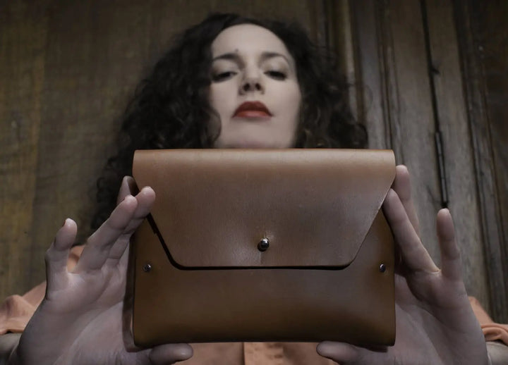 Sac à main en cuir camel avec son porte-monnaie assorti, chaîne et ceinture
