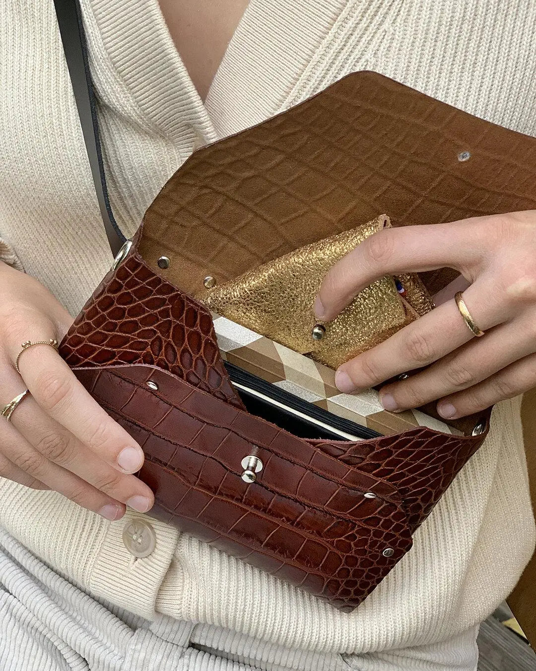 Sac en cuir marron façon croco avec son porte monnaie assorti