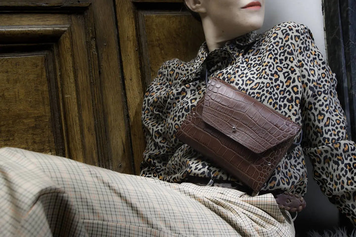 Sac en cuir marron façon croco avec son porte monnaie assorti
