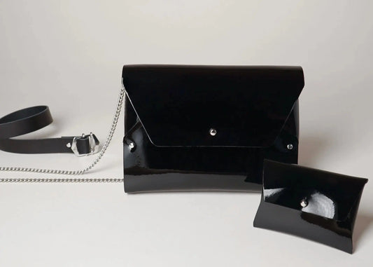 Sac vernis noir en cuir modèle Pliage avec son porte monnaie assorti