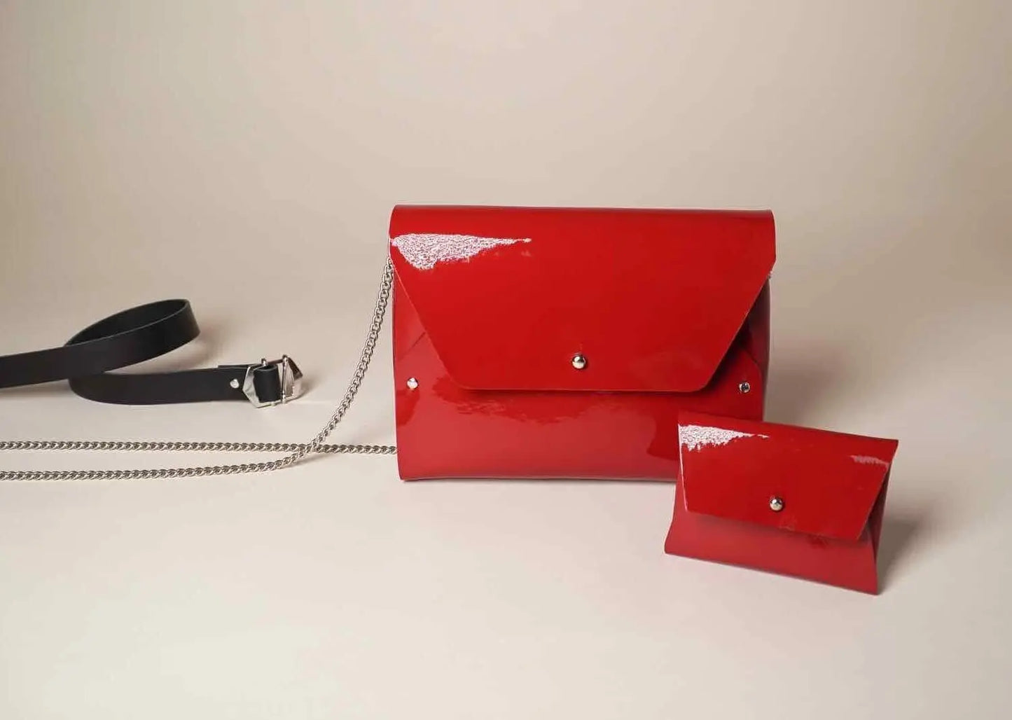 Sac vernis rouge en cuir avec porte monnaie assorti