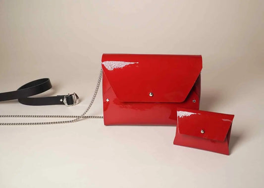 Sac vernis rouge en cuir modèle Pliage avec son porte monnaie assorti