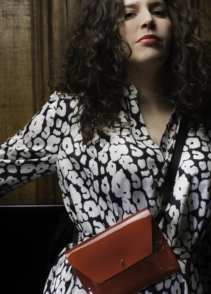 Sac vernis rouge en cuir modèle Pliage avec son porte monnaie assorti