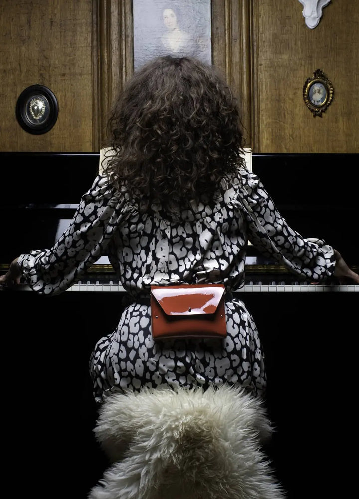 Sac vernis rouge en cuir modèle Pliage avec son porte monnaie assorti