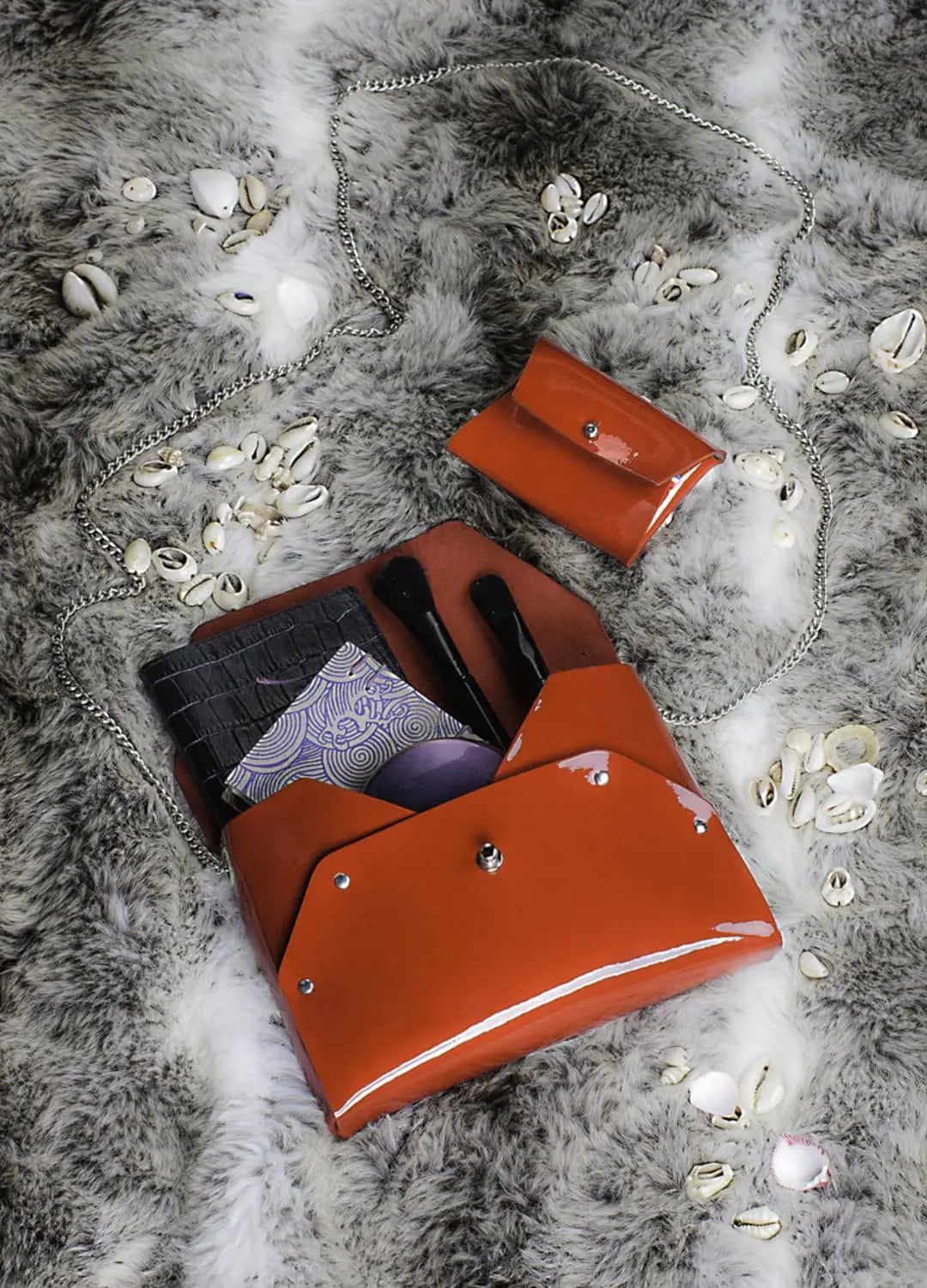 Sac vernis rouge en cuir avec porte monnaie assorti