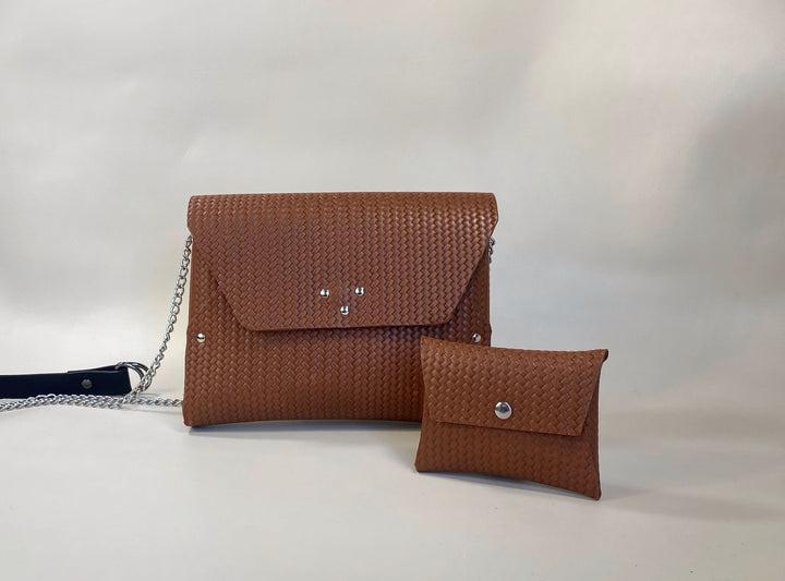 Petit sac en cuir tressé chocolat et son porte-monnaie assorti