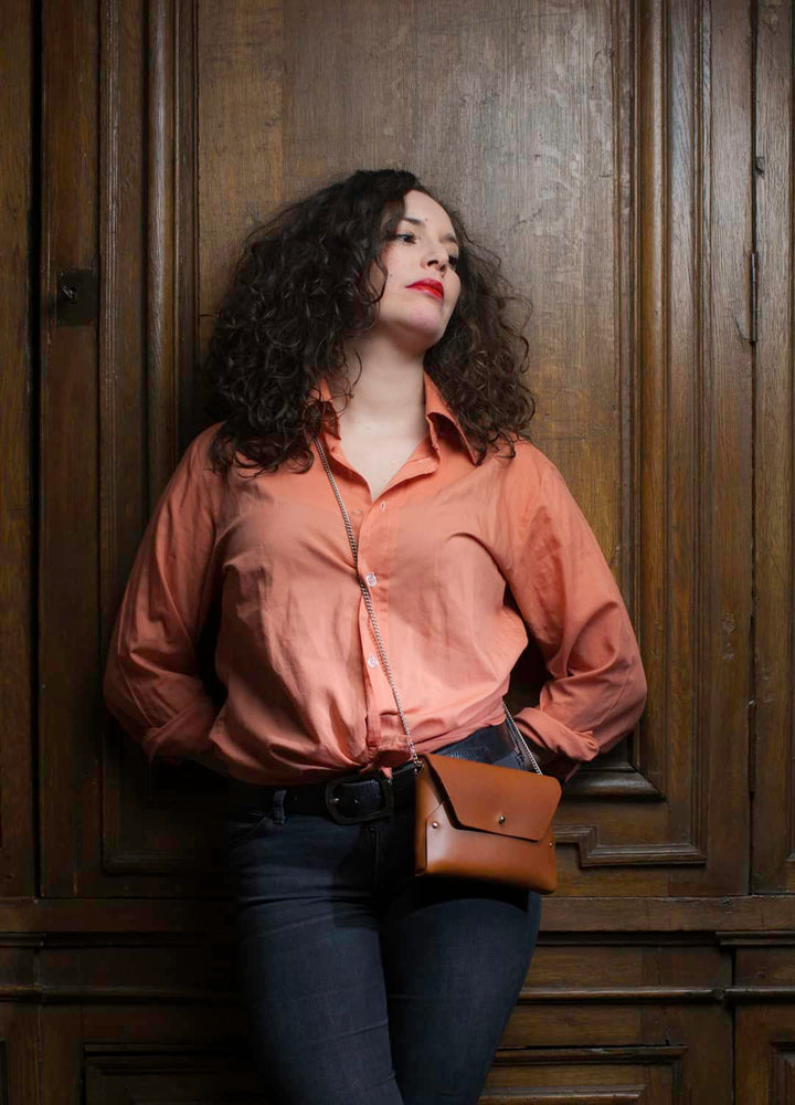 Sac à main en cuir camel avec son porte-monnaie assorti, chaîne et ceinture