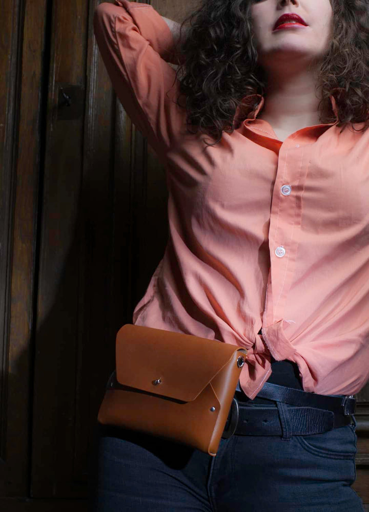 Sac à main en cuir camel avec son porte-monnaie assorti, chaîne et ceinture