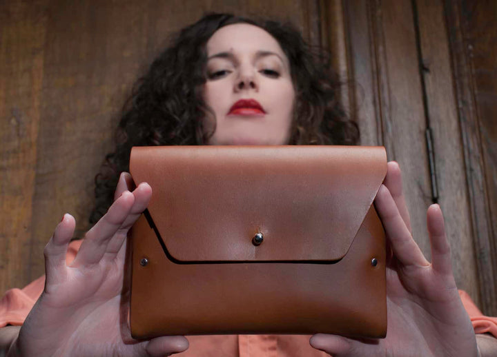 Sac à main en cuir camel avec son porte-monnaie assorti, chaîne et ceinture